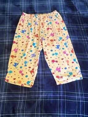 Dreams Co. buyer yellow cat pajama capris w/multicolored cats and hearts. Size L